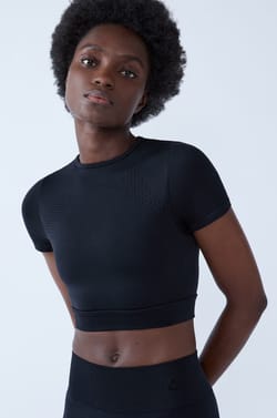 Camiseta deportiva de manga corta 2 en 1;${refinementColor}