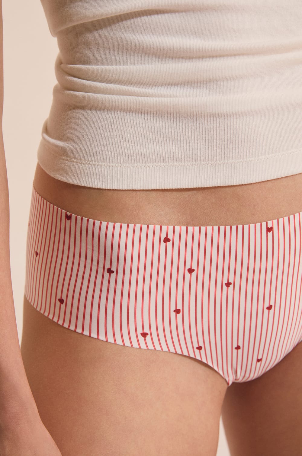 Hipster en microfibre &agrave; motif coeurs;${refinementColor}