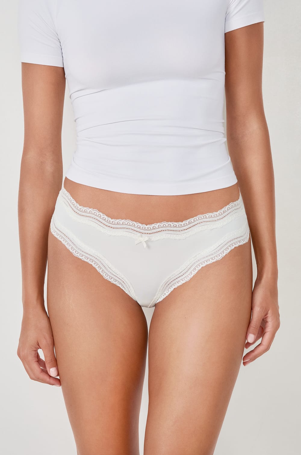 Tanga de microfibra con borde de encaje;${refinementColor}