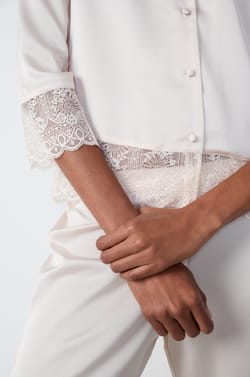 Chemise de pyjama satinée détails dentelle;${refinementColor}