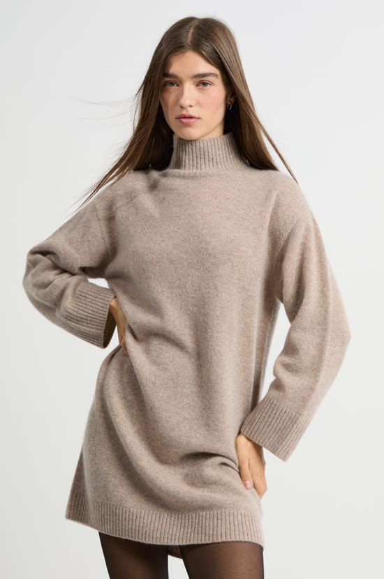Robe courte en cachemire;${refinementColor}