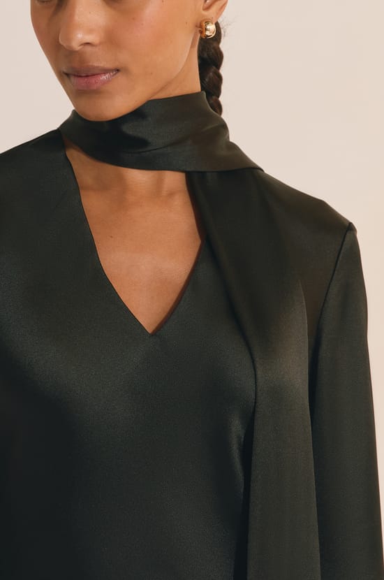 Robe courte satin&eacute;e;${refinementColor}