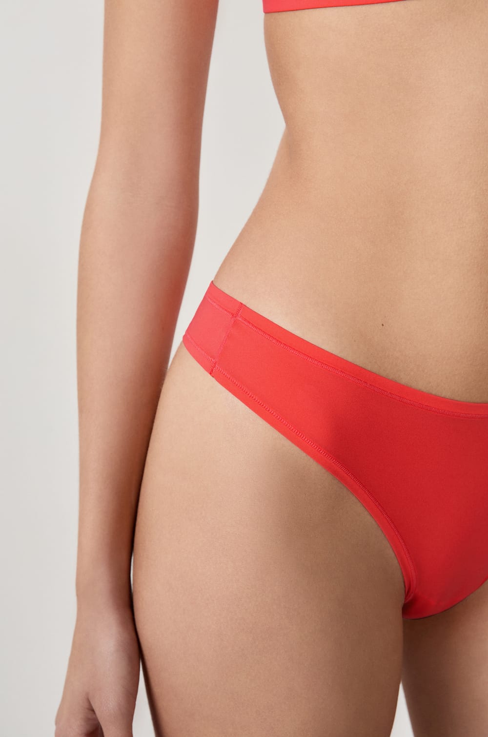 Tanga en microfibre;${refinementColor}