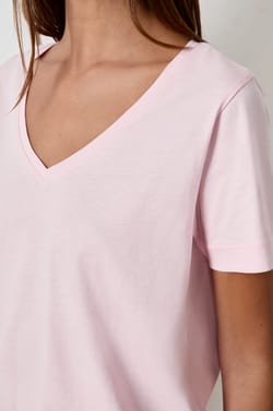 T-shirt col V manches courtes en coton;${refinementColor}