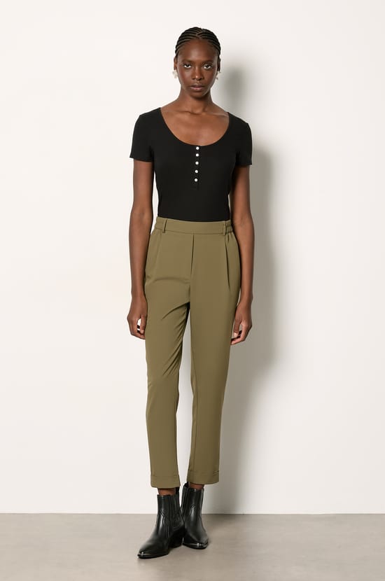 Trousers with a cigarette cut;${refinementColor}