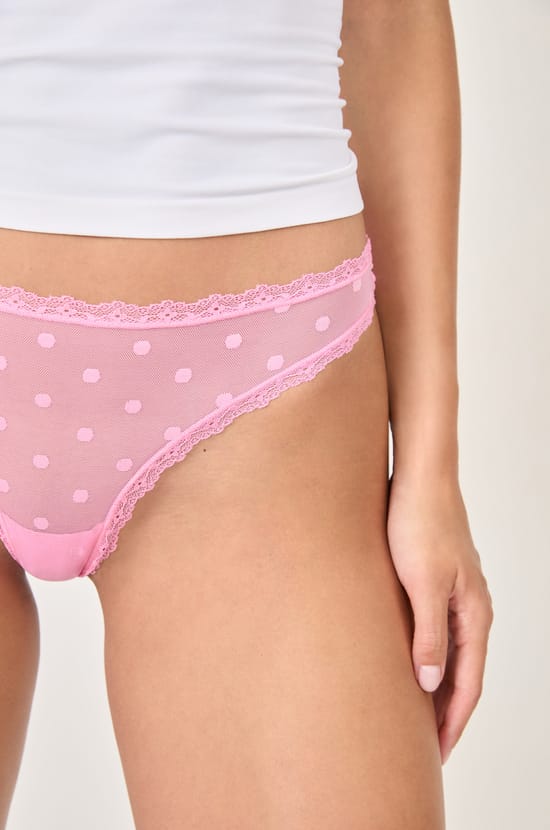 Tanga en dentelle à motifs;${refinementColor}