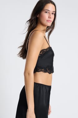 Top court satiné détails dentelle;${refinementColor}