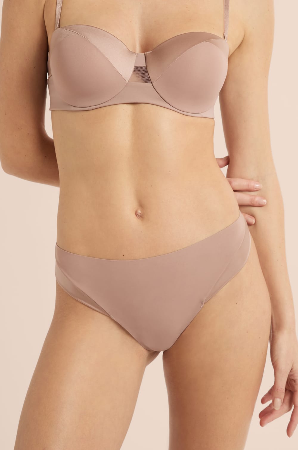 Tanga en microfibre satin&eacute;;${refinementColor}