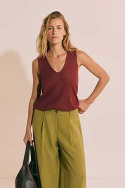 T-shirt sans manches col V;${refinementColor}