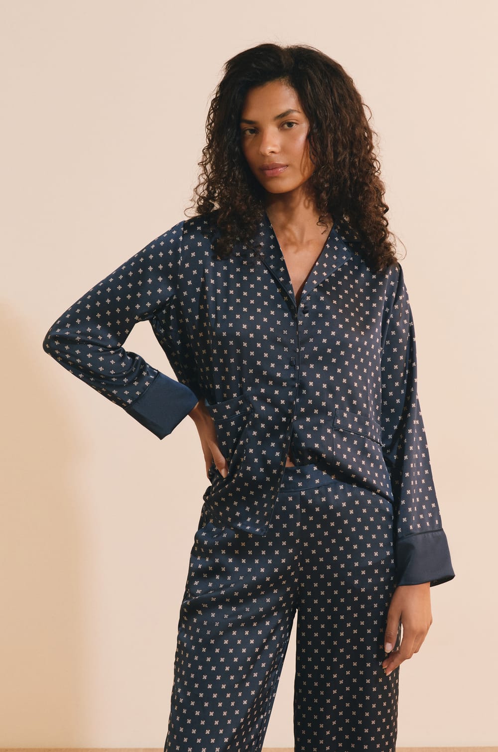 Chemise de pyjama satin&eacute;e &agrave; pois;${refinementColor}