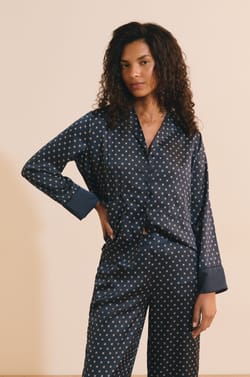 Chemise de pyjama satin&eacute;e &agrave; pois;${refinementColor}