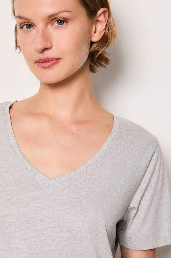 T-shirt col V manches courtes;${refinementColor}