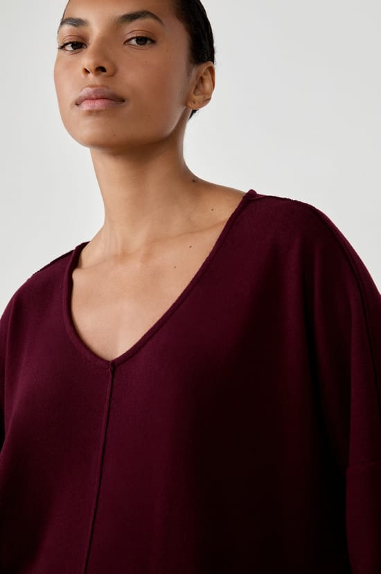 Su&eacute;ter cuello en V;${refinementColor}