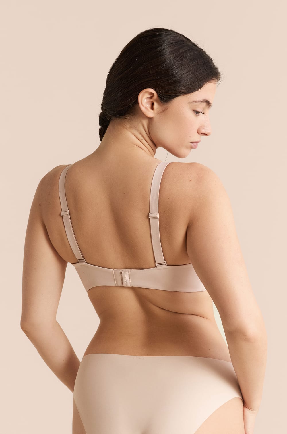 Podprsenka s měkk&yacute;mi ko&scaron;&iacute;čky bez kostic z mikrovl&aacute;kna;${refinementColor}