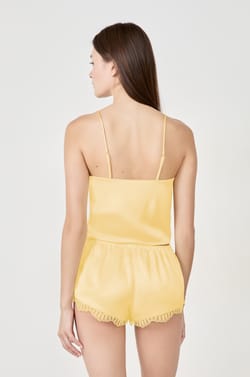 Pantalón corto de seda con detalles de encaje;${refinementColor}