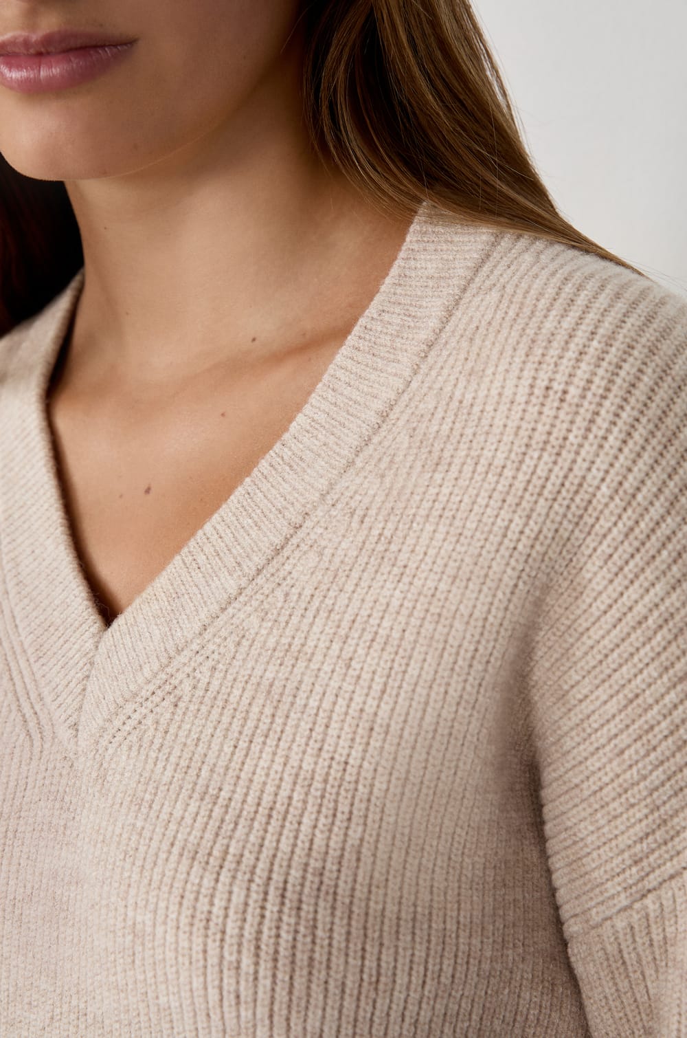 Long-sleeved V-neck sweater;${refinementColor}