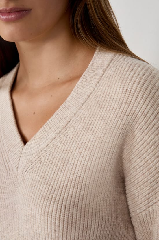 Long-sleeved V-neck sweater;${refinementColor}