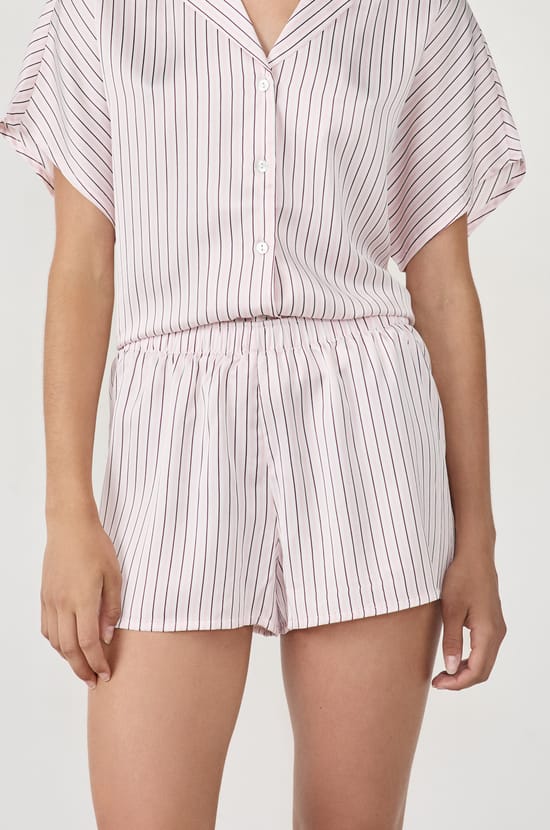 Short de pyjama satin&eacute; &agrave; rayures;${refinementColor}