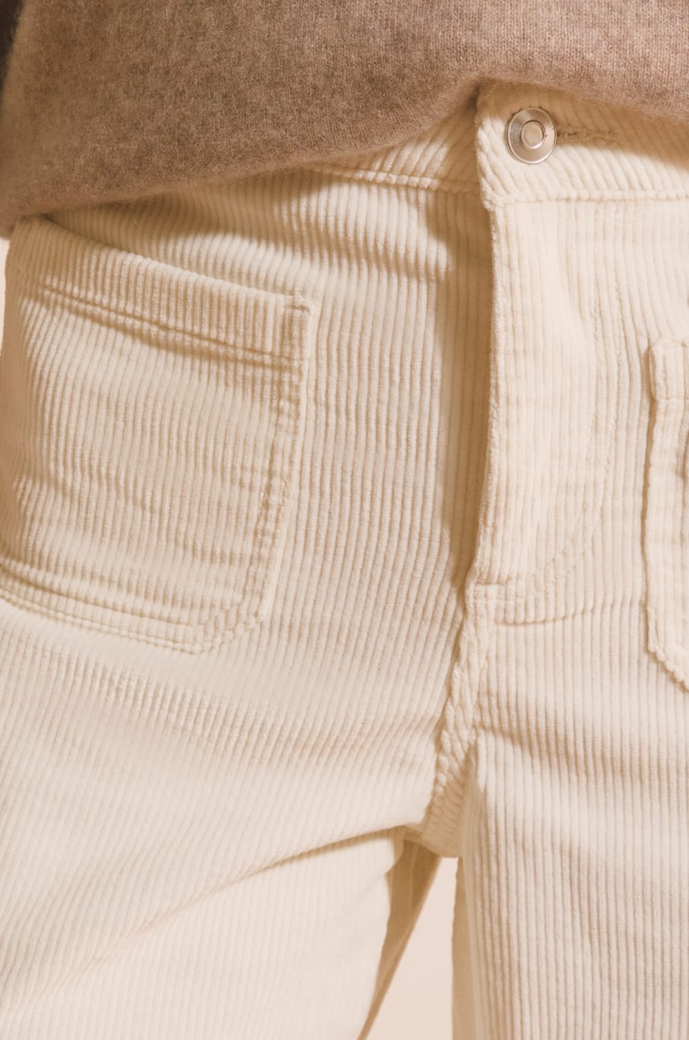 Jean en velours c&ocirc;tel&eacute; avec poche sur le devant;${refinementColor}