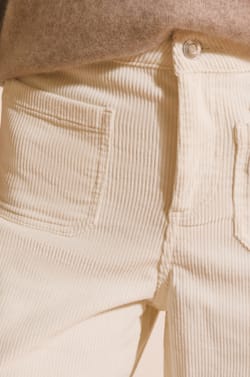 Jean en velours c&ocirc;tel&eacute; avec poche sur le devant;${refinementColor}