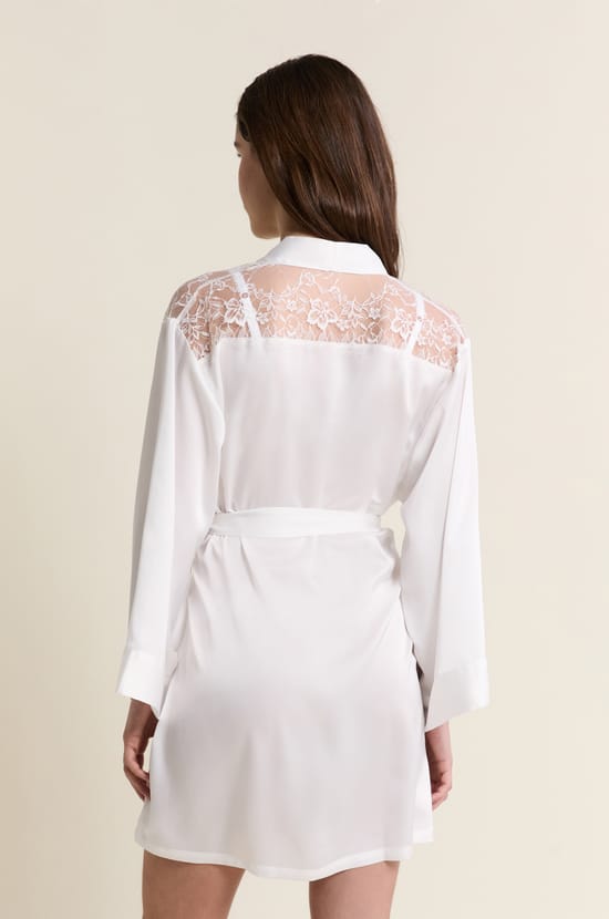 D&eacute;shabill&eacute; satin&eacute; avec ceinture;${refinementColor}