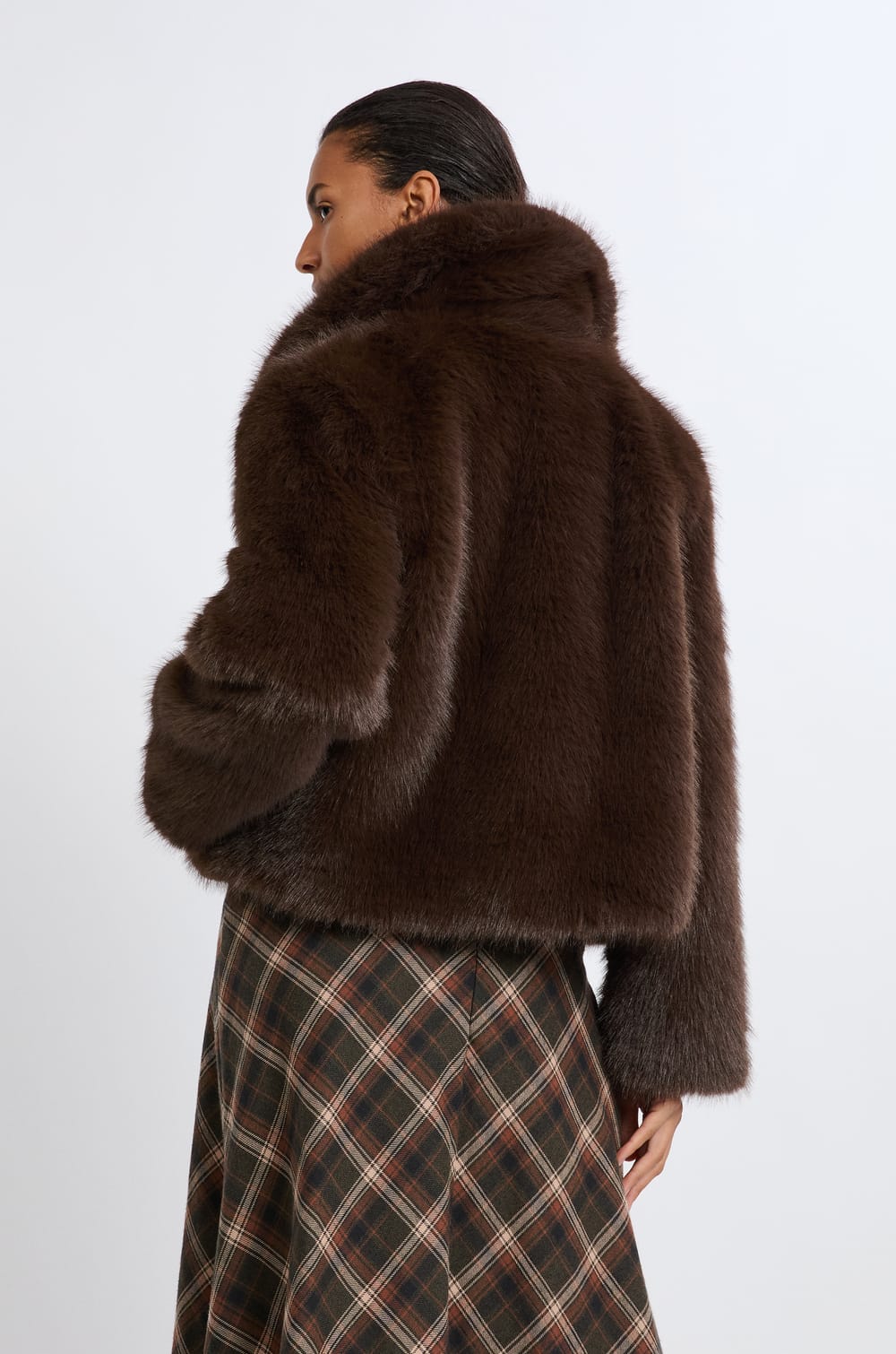 Manteau court en fausse fourrure;${refinementColor}