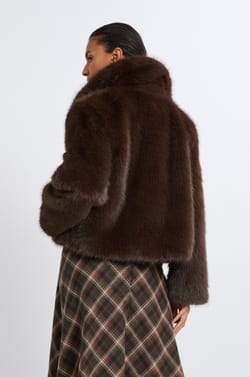 Manteau court en fausse fourrure;${refinementColor}