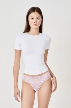 Tanga de hilo con encaje con motivos florales;${refinementColor}