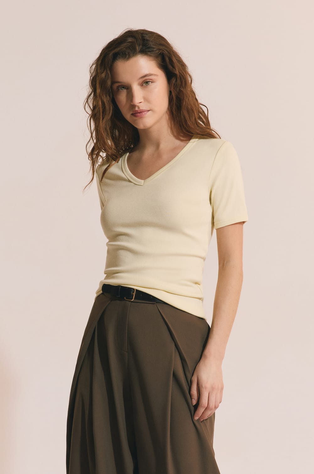 T-shirt &agrave; col V avec coton modal;${refinementColor}