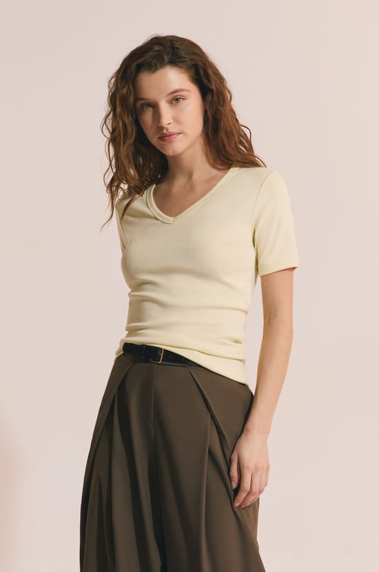 T-shirt &agrave; col V avec coton modal;${refinementColor}