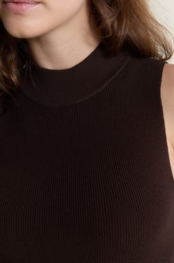 Robe courte &agrave; col chemin&eacute;e;${refinementColor}