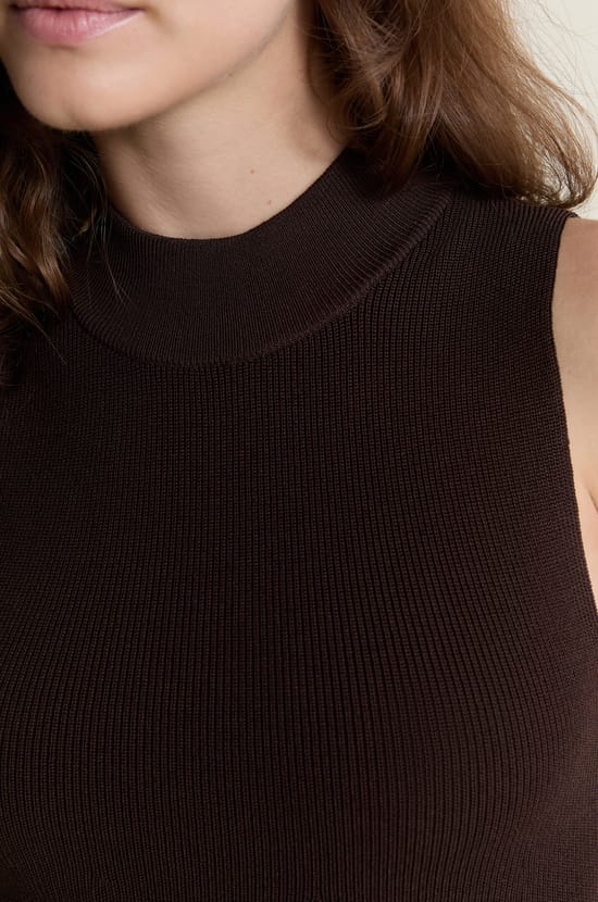 Robe courte &agrave; col chemin&eacute;e;${refinementColor}