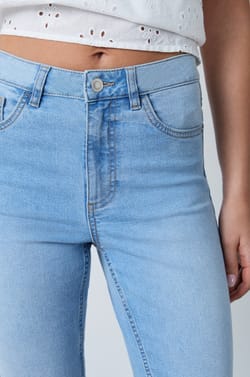 Slim fit jeans;${refinementColor}
