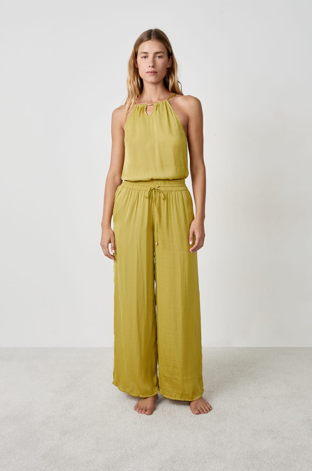 Pantalon satin&eacute; coupe large;${refinementColor}