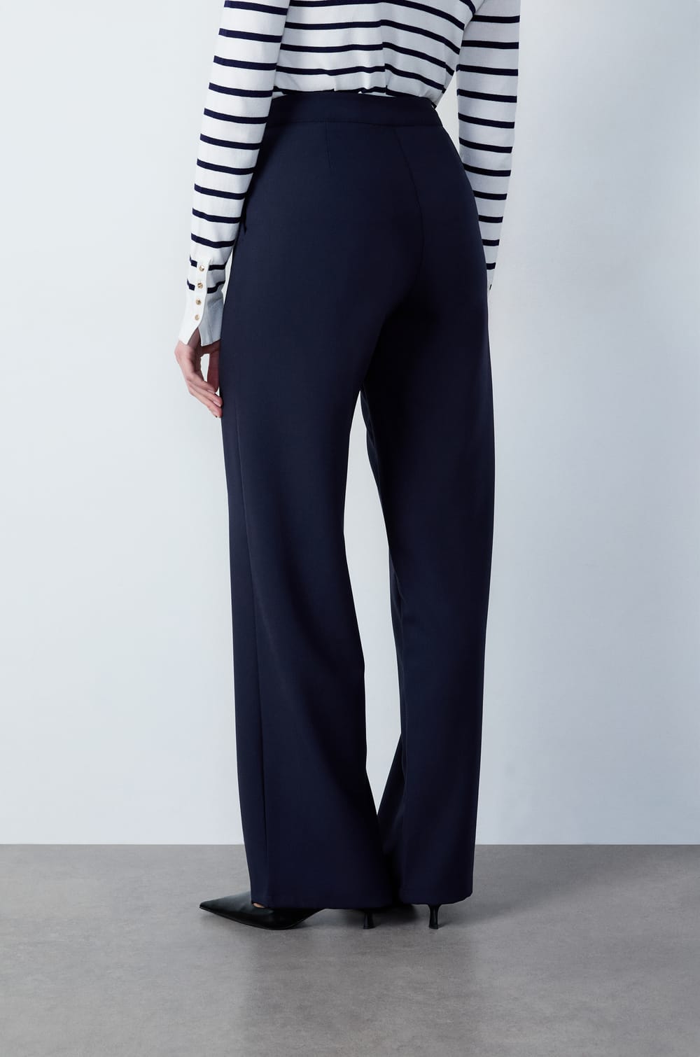 Hose mit weitem Schnitt und Knopfdetails;${refinementColor}