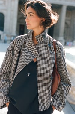 Manteau court avec laine &agrave; motif pied-de-poule et col montant;${refinementColor}