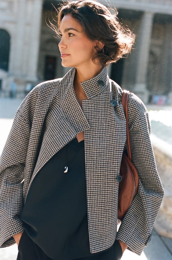 Manteau court avec laine &agrave; motif pied-de-poule et col montant;${refinementColor}