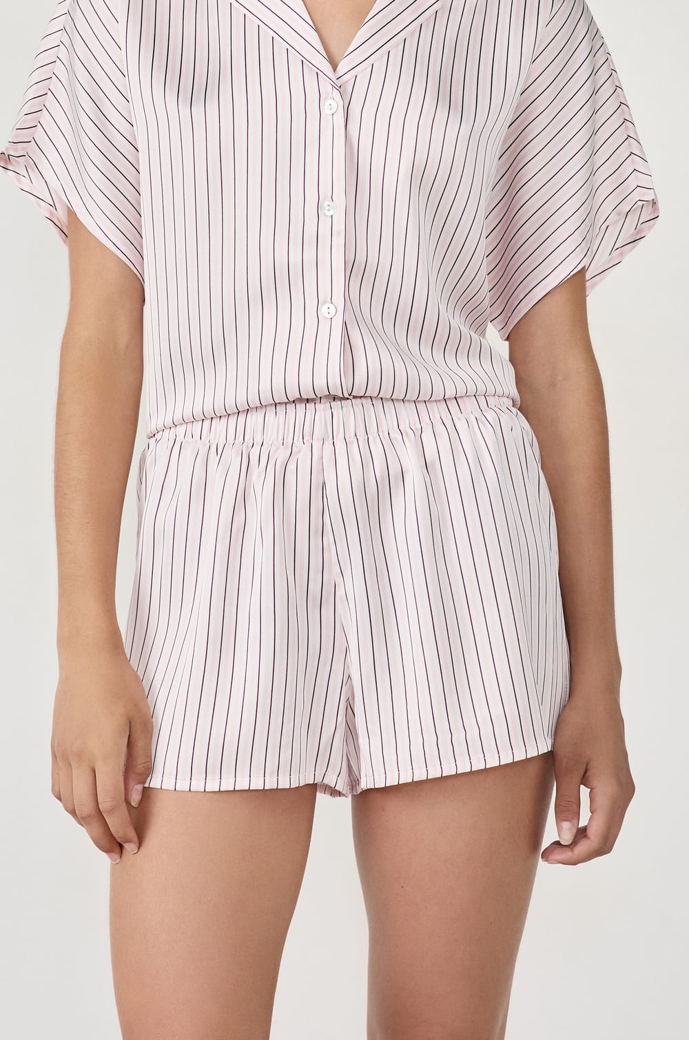 Short de pyjama satiné à rayures;${refinementColor}