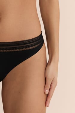 Tanga en microfibre avec d&eacute;tails en dentelle;${refinementColor}