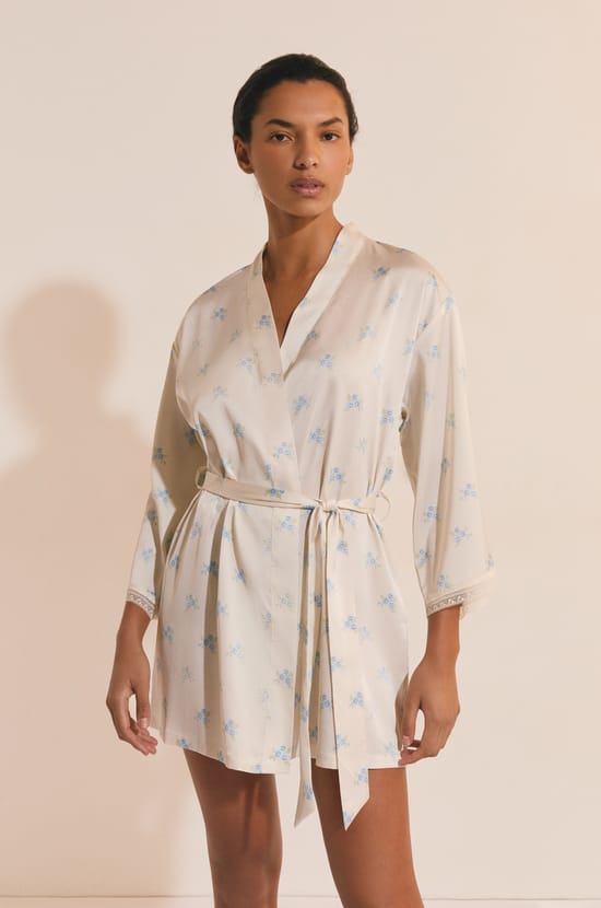 D&eacute;shabill&eacute; de pyjama satin&eacute; &agrave; motifs fleuris;${refinementColor}