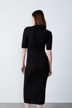Langes Strickkleid mit kurzen Ärmeln;${refinementColor}