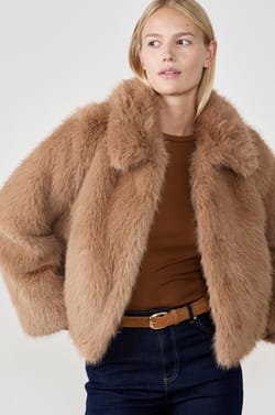 Manteau court en fausse fourrure;${refinementColor}