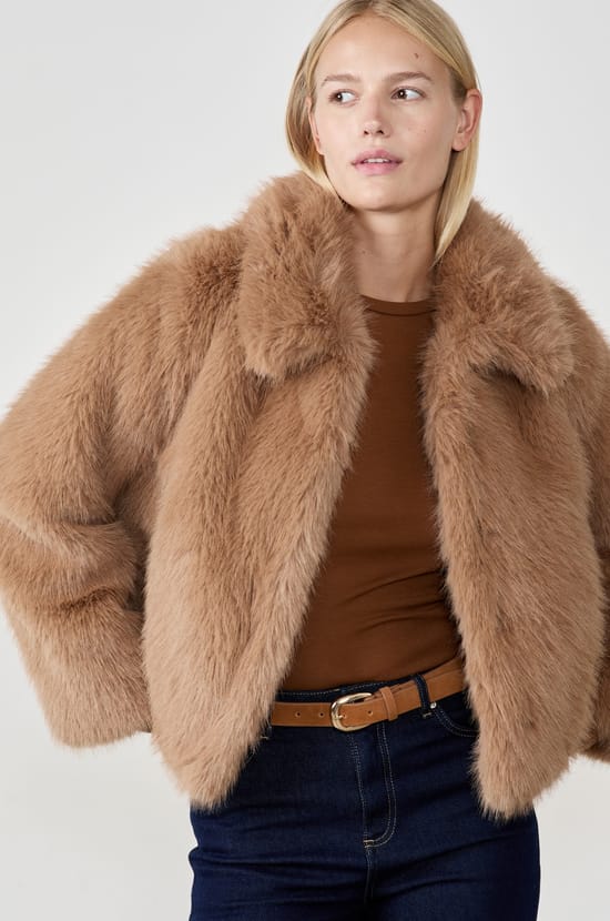 Manteau court en fausse fourrure;${refinementColor}