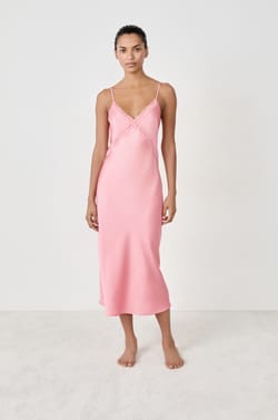 Nuisette longue satinée détails dentelle;${refinementColor}