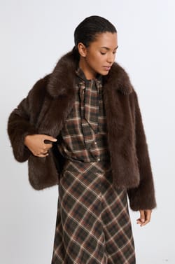 Manteau court en fausse fourrure;${refinementColor}