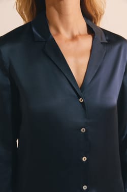 Long-sleeved silk pyjama shirt;${refinementColor}