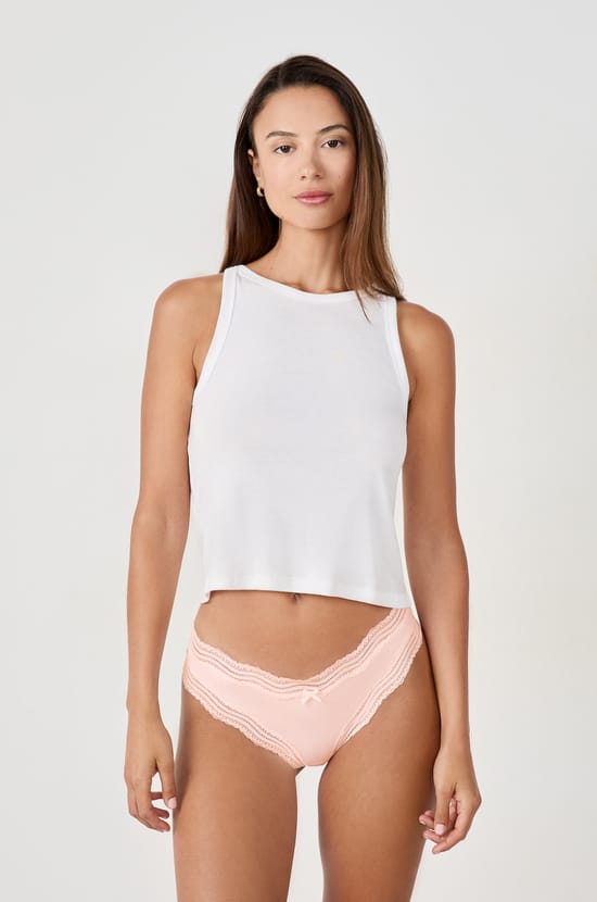 Tanga mit Spitzenrändern aus Mikrofaser;${refinementColor}