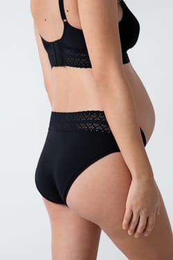 Maternity brief with lace details;${refinementColor}