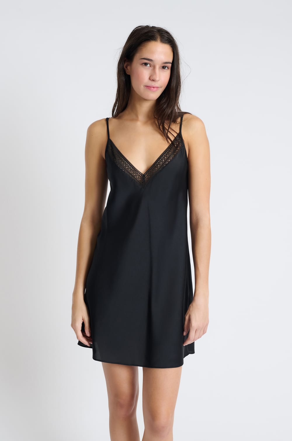 Nuisette courte satinée;${refinementColor}