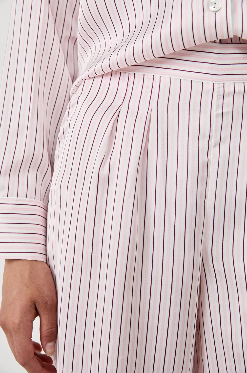 Pantalon de pyjama en satin à rayures;${refinementColor}